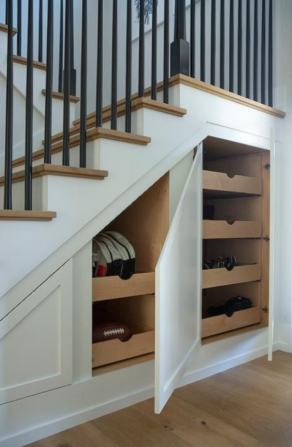 Lemari bawah tangga dengan laci tumpuk